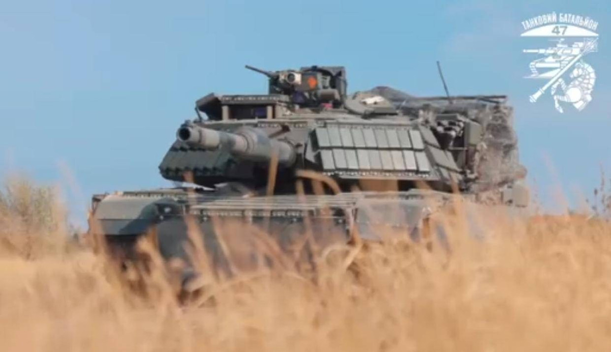 Do đó, số xe tăng hiện có của AFU, chủ yếu được trang bị cho các đơn vị đang cần gấp hơn, chẳng hạn như các đơn vị chiến đấu mới thành lập của AFU, như các Lữ đoàn bộ binh 33, 225 và 425. Trên thực tế là phải tăng cường hỏa lực xe tăng cho các đơn vị này để thực hiện nhiệm vụ chiến đấu.