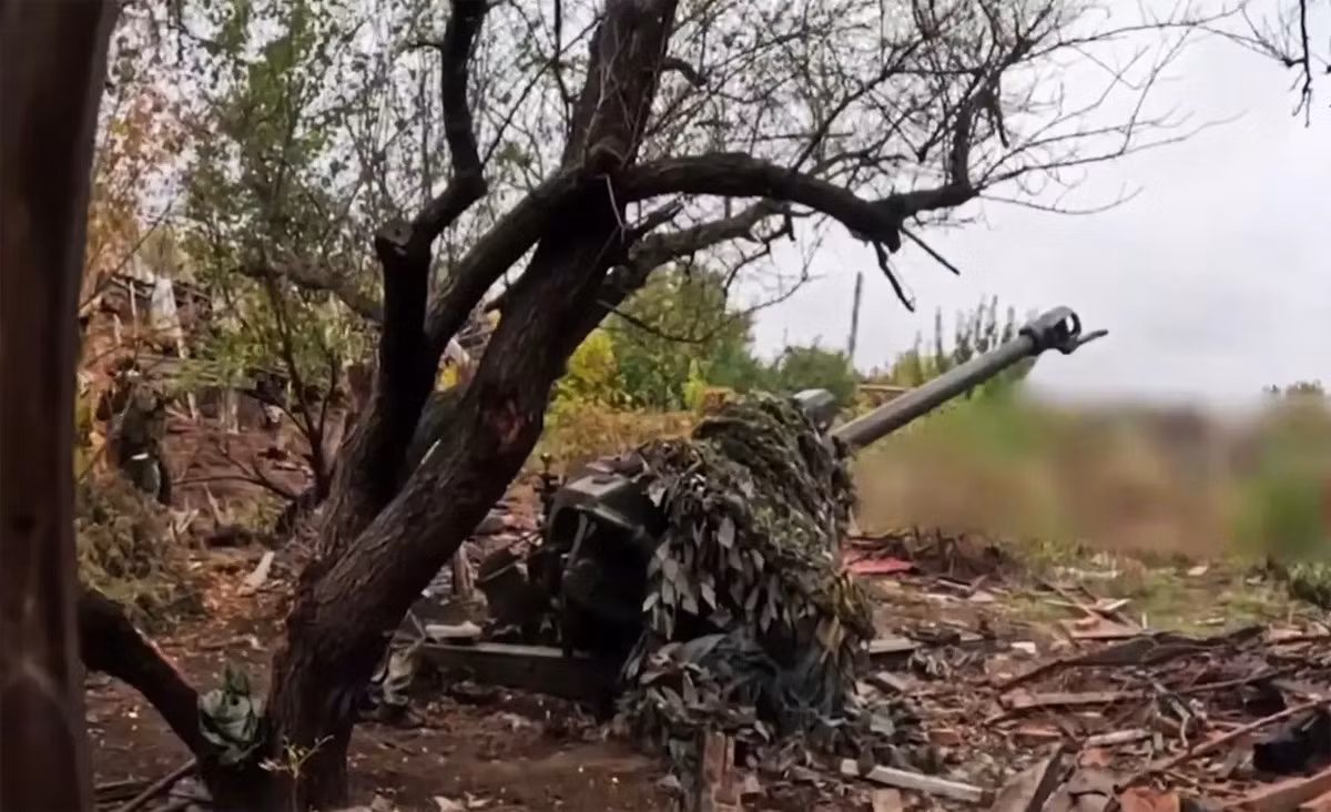 Sau đó, các nhóm tấn công của RFAF đã phát động một cuộc tấn công, cuối cùng tiến vào Hulyaipole từ phía đông bắc, kiểm soát một phần đáng kể thành phố. Hiện tại, quân Nga đã kiểm soát được một phần phố Donetsk và các phố, ngõ hẻm lân cận ở phía đông Huliaipole, tiếp tục tiến về phía sông Gaichur. Con sông này chia thành phố thành hai phần.