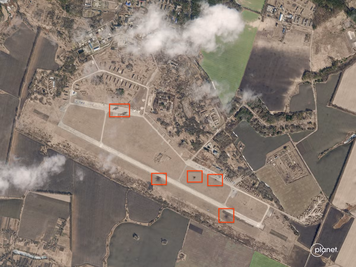 Sân bay Ozernoye là căn cứ của Lữ đoàn không quân chiến thuật số 39 của Không quân Ukraine; tại đây có các máy bay chiến đấu Su-27 và MiG-29 của Ukraine đồn trú và phục vụ tại đó. Ngoài ra, đạn dược hàng không được lưu trữ trong các kho tại căn cứ không quân.