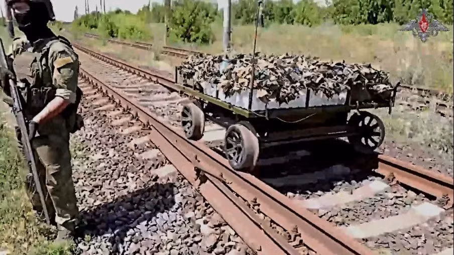 Hơn nữa, quân Nga cũng rất tích cực, tiến quân từ Zatyshok về phía ga xe lửa Dorozhnje, rõ ràng là nhằm cắt đứt tuyến đường tiếp tế của quân Ukraine đến Nykanorivka. Nếu tuyến đường tiếp tế này bị cắt đứt, ngay cả khi quân Ukraine ở đó sống sót, họ cũng sẽ chết đói và không thể cầm cự được lâu.