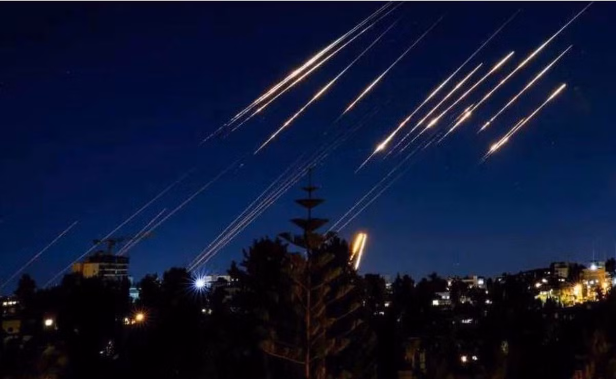 Nếu trước đây Israel dựa vào các tuyến đường không và đường biển thông thoáng, để duy trì sự thịnh vượng của cả đất nước, thì giờ đây những huyết mạch này đang dần bị thu hẹp lại một cách âm thầm. Các đòn tấn công của Iran, không chỉ khiến người dân phải chạy xuống hầm, mà còn làm gián đoạn toàn bộ nền kinh tế của đất nước.