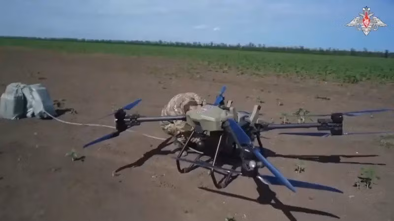 Để vượt qua phòng tuyến này, đầu tiên RFAF sử dụng UAV 6 trục hạng nặng Perun, có tải trọng tới 200 kg, mang dây nổ rải qua bãi mìn và được kích nổ từ xa để dọn đường. Sau đó, pháo tự hành 2S7 Pion bắn đạn nổ mạnh với tốc độ 2 phát mỗi phút, phá hủy từng boongke một.