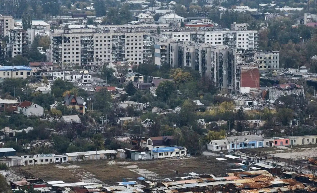 Kênh RVvonekor xác nhận, các đơn vị thuộc Cụm tác chiến Trung tâm RFAF, đã tích cực thực hiện các hoạt động nhằm kiểm soát khu định cư Kazatskoye ở phía đông khu đô thị Myrnohrad, biến Kozatske thành đầu cầu để quân Nga tiến vào khu vực phía đông của khu đô thị Mirnograd, để từ đó xâm nhập trung tâm thành phố.