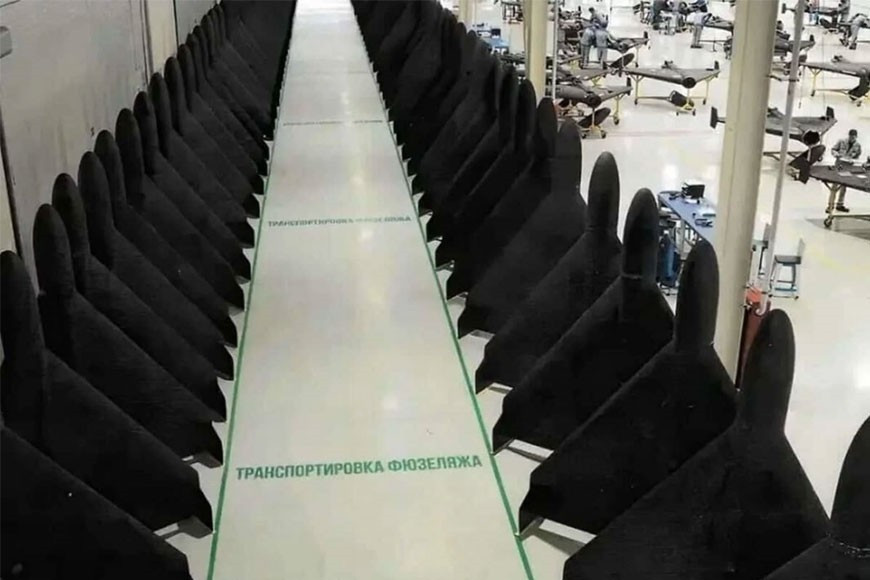 Tiếp đến là việc RFAF đưa vào sử dụng ồ ạt UAV tấn công tự sát Geran (Geranium) với nhiều phiên bản. Hơn một năm trước, Tổng thống Nga Putin đã giao nhiệm vụ cho các tướng lĩnh của RFAF, khẩn trương giải quyết tình trạng UAV của Ukraine hoạt động tràn lan.