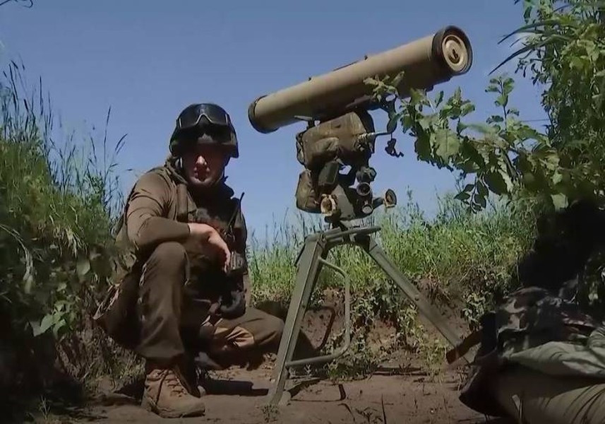 ATGM có thể tiêu diệt mục tiêu từ khoảng cách xa hơn nhiều so với súng bắn tỉa, như vậy cũng loại trừ khả năng bị đối phương bắn trả. Kết quả là, trong một số trường hợp, các xe địa hình mang ATGM đã đảm nhận việc yểm trợ hỏa lực trực tiếp cho các đơn vị tấn công. Nhiều chiến thuật sử dụng ATGM đã được quân đội Nga (RFAF) phát triển từ thực tiễn chiến trường, bao gồm việc sử dụng ba loại ATGM là Kornet ở tầm xa, Konkurs ở tầm trung và Fagots trong cận chiến.