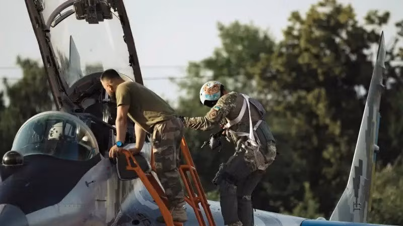 “Tôi chưa nghe nói gì về việc đào tạo hàng loạt phi công Ukraine ở Thụy Điển. Vẫn cần tìm thêm 150 phi công, và xét đến việc thông thường mỗi máy bay chỉ có hai phi công, nghĩa là cần 300 phi công giỏi tiếng Anh – họ sẽ tìm đâu ra nhiều người như vậy?” Krivonos bối rối.
