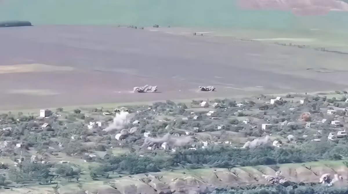 Tuy nhiên, trong một thời gian, các đơn vị Ukraine vẫn có thể bảo vệ Pokrovsk và Myrnohrad nhờ tiếp tế bằng những con đường mòn qua các cánh đồng và sự hỗ trợ của UAV hạng nặng chở hàng. Vấn đề là ở giai đoạn giao tranh hiện tại, ngay cả việc cắt đứt các tuyến đường chính cũng không đồng nghĩa với việc quân phòng thủ bị bao vây hoàn toàn.