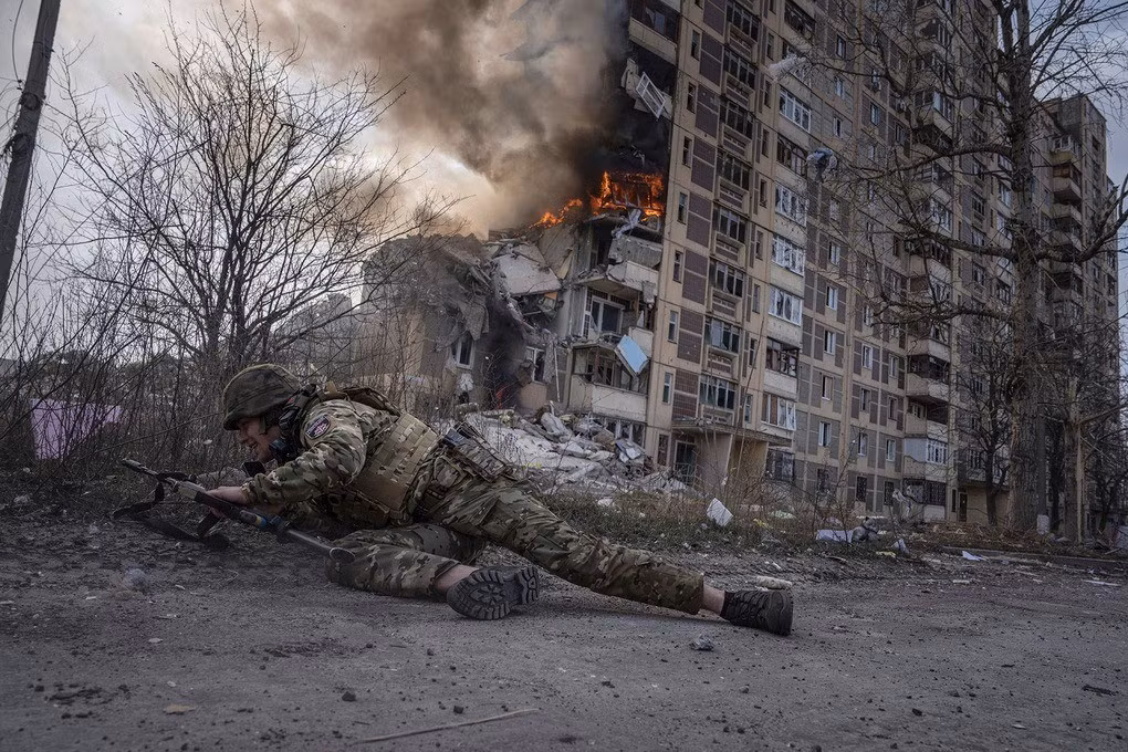 Những thay đổi này đã dẫn đến việc giao tranh ác liệt giờ đây chỉ diễn ra ở các công trình then chốt riêng lẻ, thay vì từng tầng hầm. Điều này đôi khi tạo điều kiện cho việc tiến công vào toàn bộ các con phố và khu phố. Do vậy, việc mất một điểm chốt, có thể đồng nghĩa với việc mất nửa con phố, vì đơn giản là không còn ai khác bảo vệ nó.