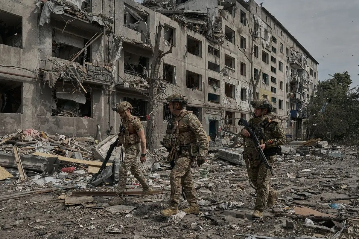 Nếu chiến tranh đô thị trước đây là cuộc chiến đẫm máu trực diện kinh điển, với giao tranh từng nhà, các cuộc tấn công tàn bạo và sử dụng số lượng lớn vũ khí hạng nặng; thì giờ đây, các trận chiến giành các khu phố chính đang được tiến hành bởi các nhóm bộ binh nhỏ, được hỗ trợ hỏa lực bằng nhiều UAV FPV.