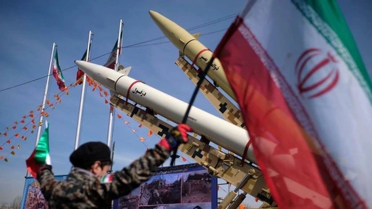 Về lý thuyết, khi Iran phóng càng nhiều tên lửa, thì họ càng tiêu hao kho dự trữ của mình; nhưng ngược lại, Iran đang tăng cường năng lực sản xuất. 1.200 doanh nghiệp dân sự có thể chuyển đổi sản xuất bất cứ lúc nào; 27 nhà máy ngầm không thể bị bom xuyên thủng; năng lực sản xuất hàng tháng đạt 480 tên lửa; và trục kháng chiến của họ đang “bắt đầu nổ súng”, phối hợp với chiến trường chính.