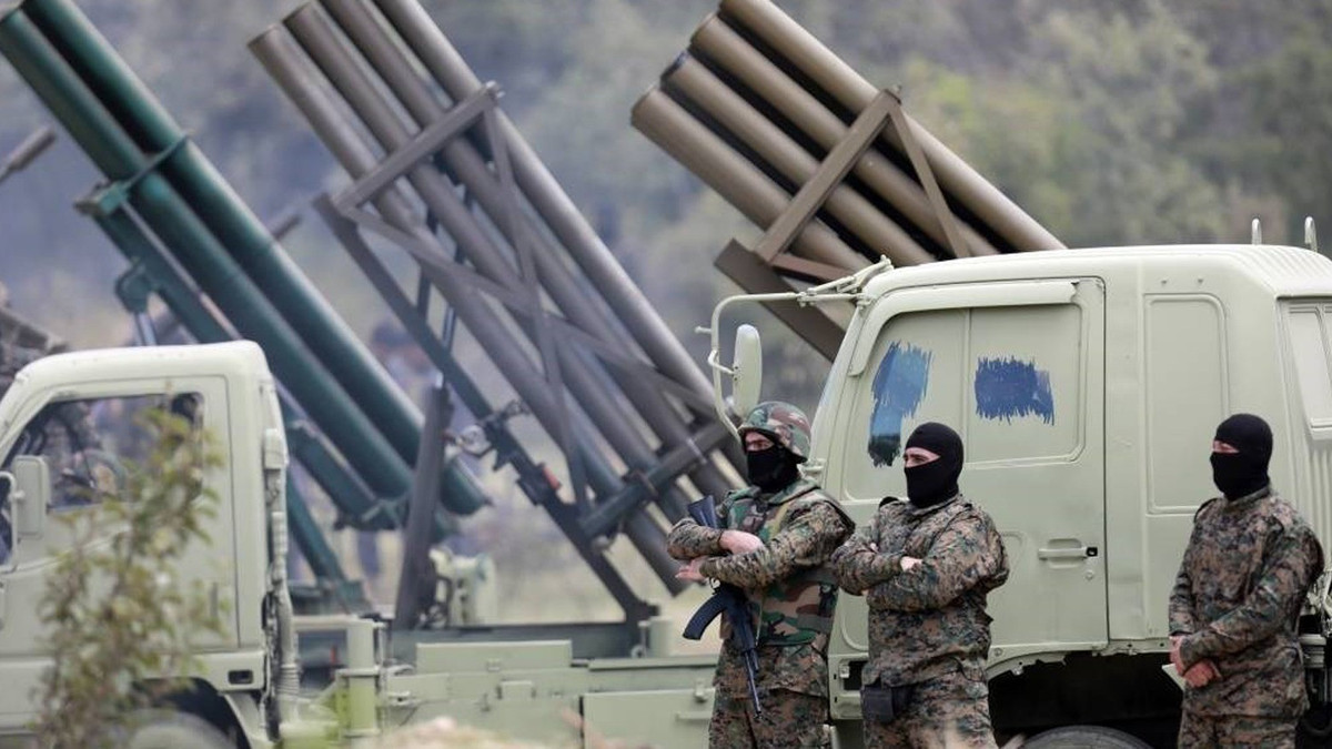 Con át chủ bài thứ hai của Iran chính là mạng lưới ủy nhiệm, được đánh giá là sở hữu nguồn cung tên lửa tương đối lớn, góp phần “chia sẻ gánh nặng” với mặt trận chính Iran. Trong 40 năm qua, Iran đã đầu tư xây dựng một trục kháng chiến ủy nhiệm, trải rộng khắp Lebanon, Yemen, Iraq và Syria .