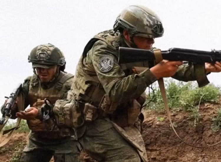 Tuy nhiên các lực lượng tiếp viện bổ sung của RFAF đã tiến vào làng Volodymyrivka, và các cuộc tấn công mới đang được tiến hành về phía các đường phố phía bắc. Hiện quân Ukraine chỉ kiểm soát một con phố duy nhất ở phía bắc làng, nơi liên tục bị UAV FPV của Nga truy lùng. Việc di chuyển của binh sĩ Ukraine đến và đi từ những vị trí này vô cùng khó khăn.