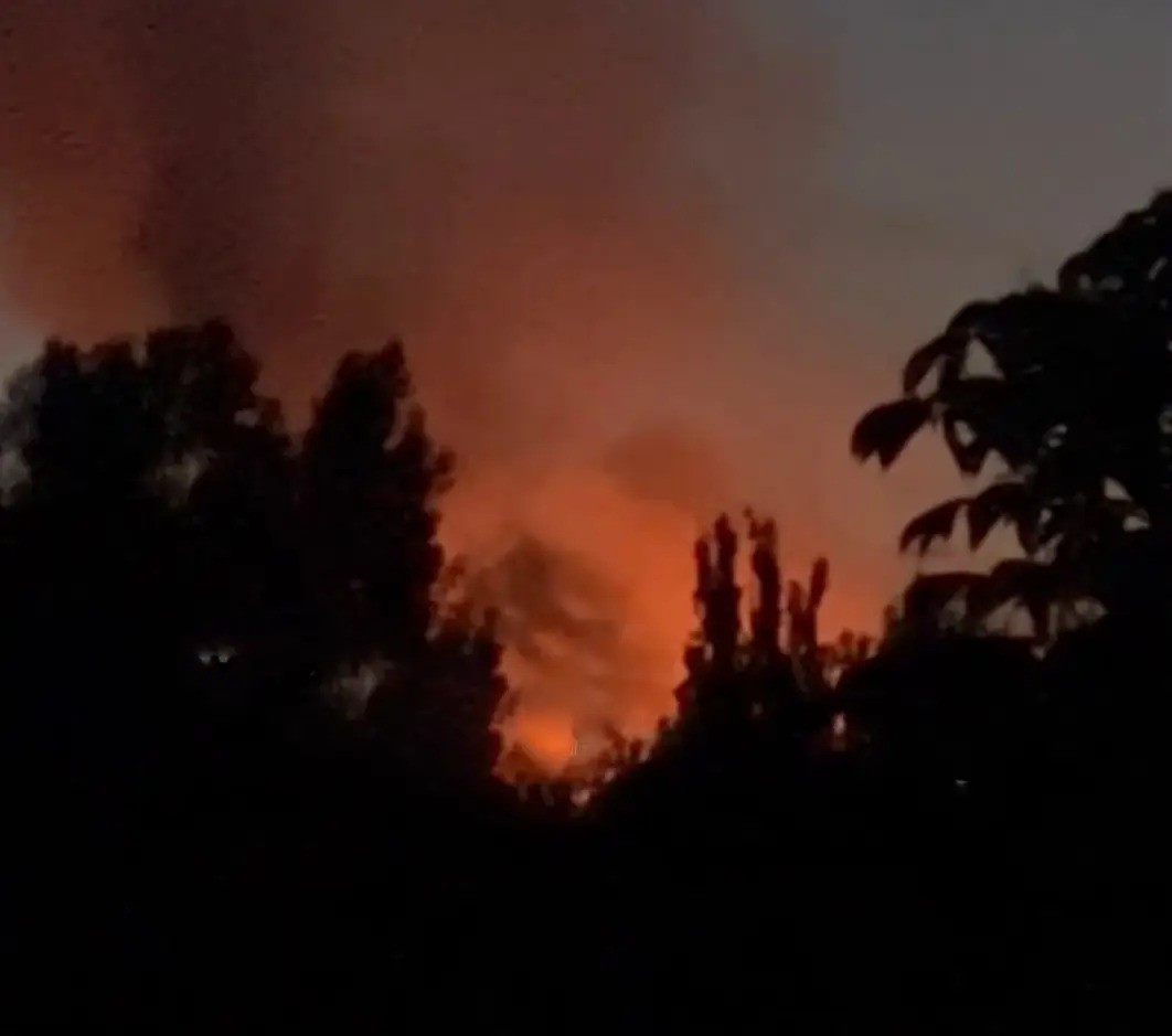 Trước mắt, Cụm Vostok đánh địch tạo thế, giành quyền kiểm soát các ngôi làng xung quanh Komar. Đầu tiên, các đơn vị xung kích của Cụm Vostok tiếp cận Komar từ phía đông, sau đó tiếp cận từ phía nam. Ở vùng ngoại ô Komar, các trận đánh đang diễn ra giữa RFAF và AFU.