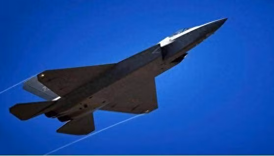 Với lực lượng không quân hùng mạnh, đặc biệt là với sự giúp đỡ của Mỹ, trong việc hỗ trợ máy bay tiếp dầu trên không, thì khoảng cách 2.000 km giữa Iran và Israel được rút ngắn lại. Trong khi các quốc gia Syria, Iraq hay Jordan, chỉ biết “quan ngại” khi máy bay chiến đấu của Israel bay trên không phận của mình.