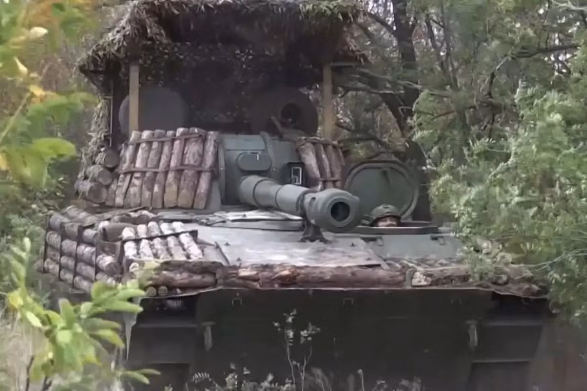 Hiện quân tiếp viện của Nga đã được đưa vào Volodymyrivka, đang cố gắng phát triển ở trung tâm ngôi làng. Quân Nga cũng đang cố gắng củng cố lại các khu rừng trồng phía bắc hồ chứa Novyy, trong khi Ukraine phát triển qua các đồn điền rừng hướng đến Shakhove. (nguồn ảnh Military Review, Rvvoenkory, Kyiv Post).