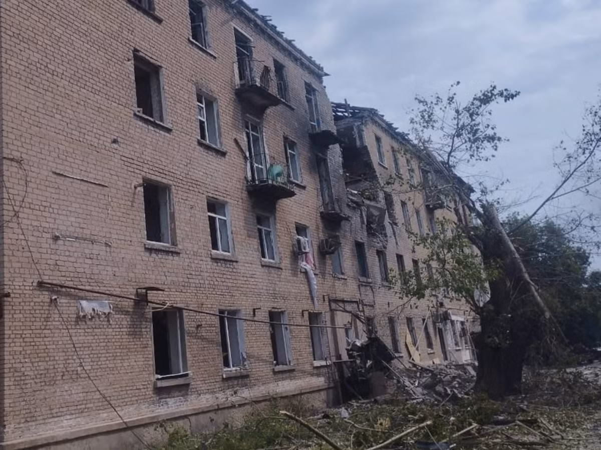 Kênh RVvoenkory cho biết, tại thị trấn Rodinske vào ngày hôm qua, quân Ukraine đã bị đánh bật khỏi các vị trí ở phía bắc và phía nam. Các đơn vị còn lại bị mắc kẹt trong hình bán nguyệt dọc theo các tòa nhà cao tầng trên đường Shakhterskoy Slavy. Do vấn đề tiếp tế, việc giữ vững các vị trí này sẽ không thể kéo dài. Và vào rạng sáng nay, họ đã rút lui an toàn.