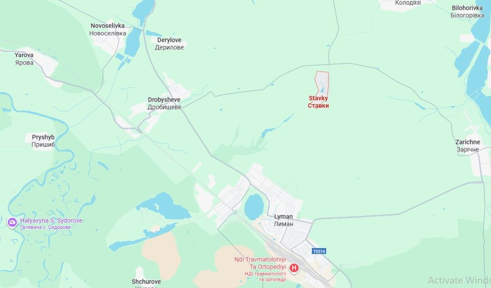 Phía bắc Stavki, các đơn vị Cụm quân phía Tây RFAF đã mở rộng vòng vây gần một giao lộ quan trọng. Kết quả là, một lực lượng quân Ukraine đáng kể đã bị bao vây, dẫn đến việc khu vực giao tranh hiện chạy dọc theo tuyến Yampolovka-Drobyshevo. Điều này giúp quân Nga giám sát và khống chế tuyến đường tiếp vận nối Stavka với Drobyshevo bằng hỏa lực. (nguồn ảnh Military Review, Rvvoenkory, Ukrinform). https://svpressa.ru/war21/article/486957/ https://topwar.ru/272703-vstrechnye-boi-v-jampole-protivnik-pytaetsja-vybit-shturmovikov-vs-rf-iz-sela.html