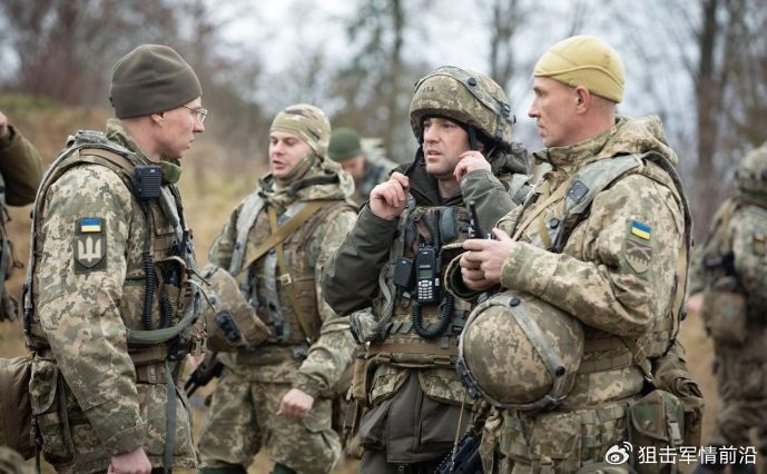 Chiến thuật “nghìn lát cắt” của quân đội Nga (RFAF) ở chiến trường Ukraine đã bào mòn sức chiến đấu của quân đội Ukraine (AFU). Ba cụm quân lớn của RFAF đã tạo ra ba vòng vây lớn ở Donbass, Zaporozhye và Kharkov. Trong đó Donbass được đánh giá là mặt trận ác liệt nhất, được coi là hướng tiến công chủ yếu của RFAF trên chiến trường Ukraine.