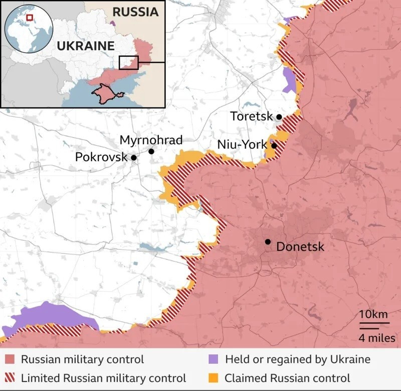 Trong số đó, Pokrovsk nằm ở trung tâm giao thông phía tây Donetsk, từng là điểm tựa cốt lõi của tuyến phòng thủ phía đông Ukraine. Tuy nhiên, về quyền kiểm soát thành phố trọng điểm này, Nga và Ukraine đã đưa ra những tuyên bố hoàn toàn trái ngược: Nga tuyên bố đã kiểm soát hoàn toàn Pokrovsk, trong khi Ukraine bác bỏ điều đó một cách rõ ràng, nhấn mạnh rằng họ vẫn đang nắm giữ một phần thành phố và các vị trí chiến lược cốt lõi.