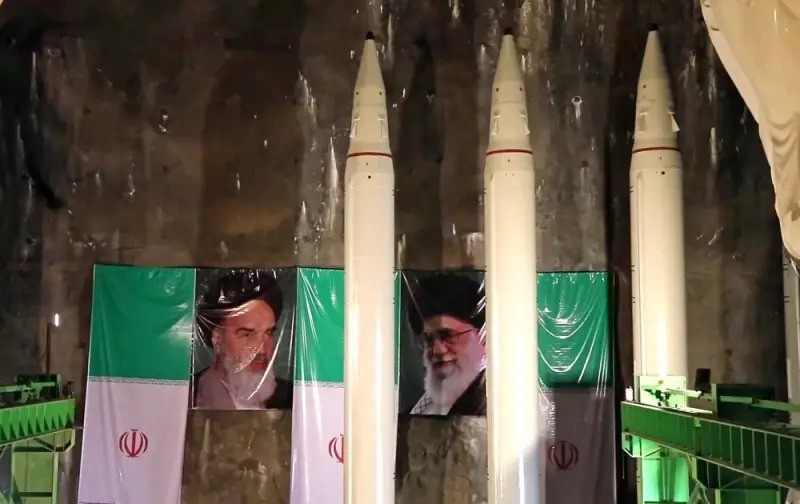 Nhưng điều giới lãnh đạo Israel không ngờ, đó là quân đội Iran đã sẵn sàng có người thay thế và ngay lập tức thực hiện các cuộc tấn công trả đũa vào Israel. Hơn nữa, tên lửa của Iran đã xuyên thủng hệ thống phòng không đa tầng của Israel. Đây không phải là phản ứng mà Tel Aviv mong đợi từ Iran, khi Tel Aviv cho rằng, với những đòn choáng váng như vậy, Tehran sẽ nhanh chóng “bó giáo quy hàng”.