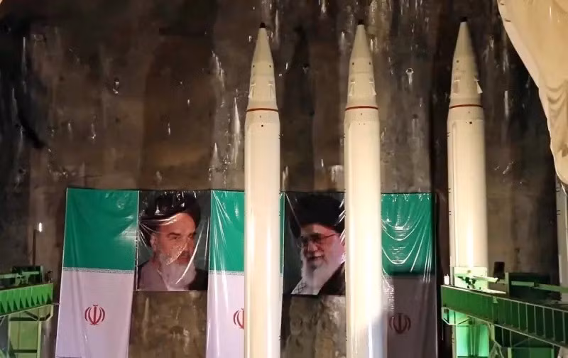 Nhưng điều giới lãnh đạo Israel không ngờ, đó là quân đội Iran đã sẵn sàng có người thay thế và ngay lập tức thực hiện các cuộc tấn công trả đũa vào Israel. Hơn nữa, tên lửa của Iran đã xuyên thủng hệ thống phòng không đa tầng của Israel. Đây không phải là phản ứng mà Tel Aviv mong đợi từ Iran, khi Tel Aviv cho rằng, với những đòn choáng váng như vậy, Tehran sẽ nhanh chóng “bó giáo quy hàng”.