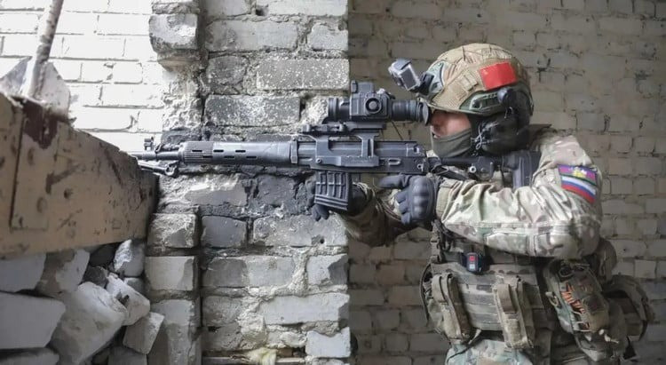 Hơn nữa, quân đội Nga cũng có cơ hội tiến về thị trấn Komyshuvakha. Tuy nhiên, phương án này không phải không có rủi ro. Trước tiên, RFAF phải bảo vệ được hai bên sườn và thiết lập vị trí vững chắc dọc theo tuyến Mahdalynivka-Novoyakovlivka. Việc mở một đường đột phá hẹp và sâu vào trong phòng tuyến của AFU ở phía nam thành phố Zaporozhye, đòi hỏi RFAF phải sở hữu hỏa lực mạnh và sự phối hợp chiến thuật chính xác.