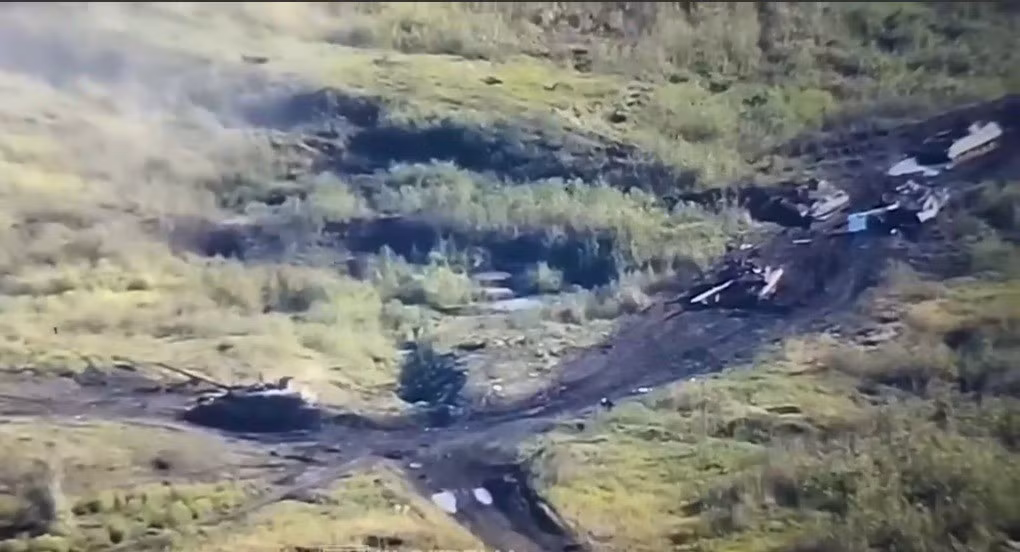 Nguồn tin Bộ Quốc phòng Nga cho biết, Bộ Tổng tham mưu AFU đang chuyển gần như toàn bộ lực lượng dự bị sẵn có đến mặt trận Pokrovsk và để hổng các hướng phòng thủ khác. Nhờ đó, RFAF đã chọc thủng được tuyến phòng ngự của AFU ở các khu vực khác. Đặc biệt, một ngày trước khi có thông tin quân Nga đã gần như kiểm soát hoàn toàn khu rừng Serebryanskoye.