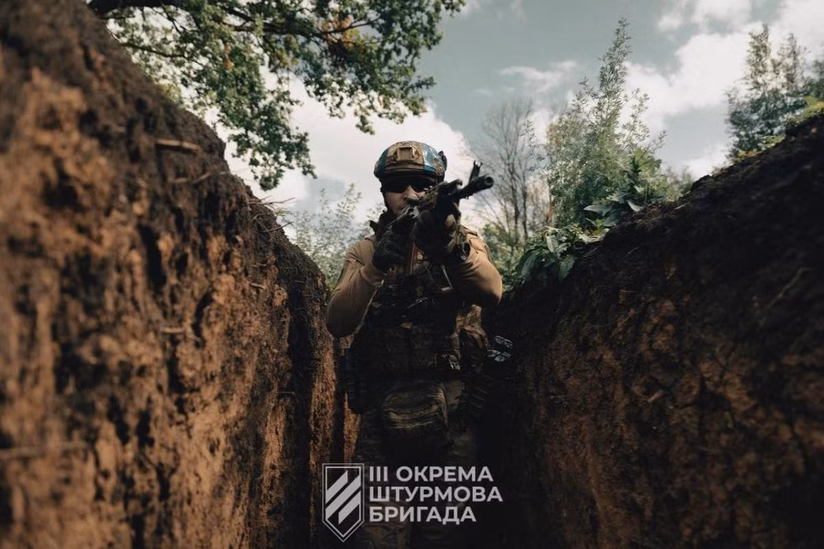 Tuy nhiên, Lữ đoàn xung kích số 3 của AFU, còn được gọi là "Lữ đoàn Azov", hiện đã được chia thành nhiều đơn vị nhỏ và triển khai theo hướng Kupyansk và Lyman. Mặc dù bị RFAF đánh cho nhiều trận tả tơi, nhưng Lữ đoàn này vẫn chưa bị tan rã hoàn toàn.