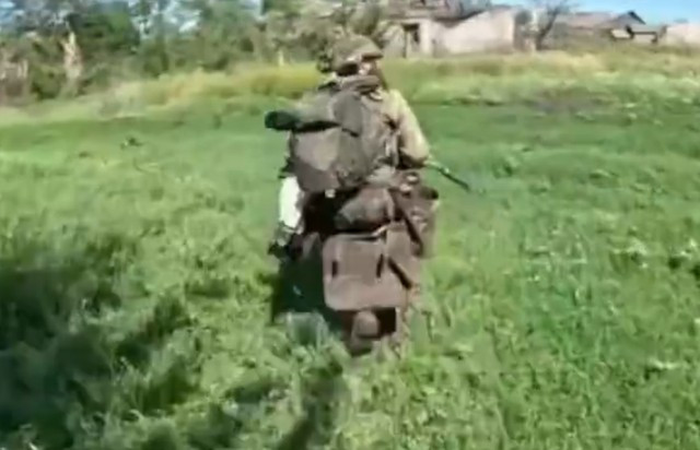 Kênh Military Summary dẫn nguồn tin từ Bộ Quốc phòng Nga ngày 14/10, cho biết RFAF đang tấn công mạnh vào phía đông Mirnograd, và điều này được minh chứng từ các blogger quân sự. Một số video được định vị địa lý cũng cho thấy những bước tiến xa hơn của quân Nga về phía đông và phía bắc thành phố, bao gồm cả ở thị trấn Rodynske.