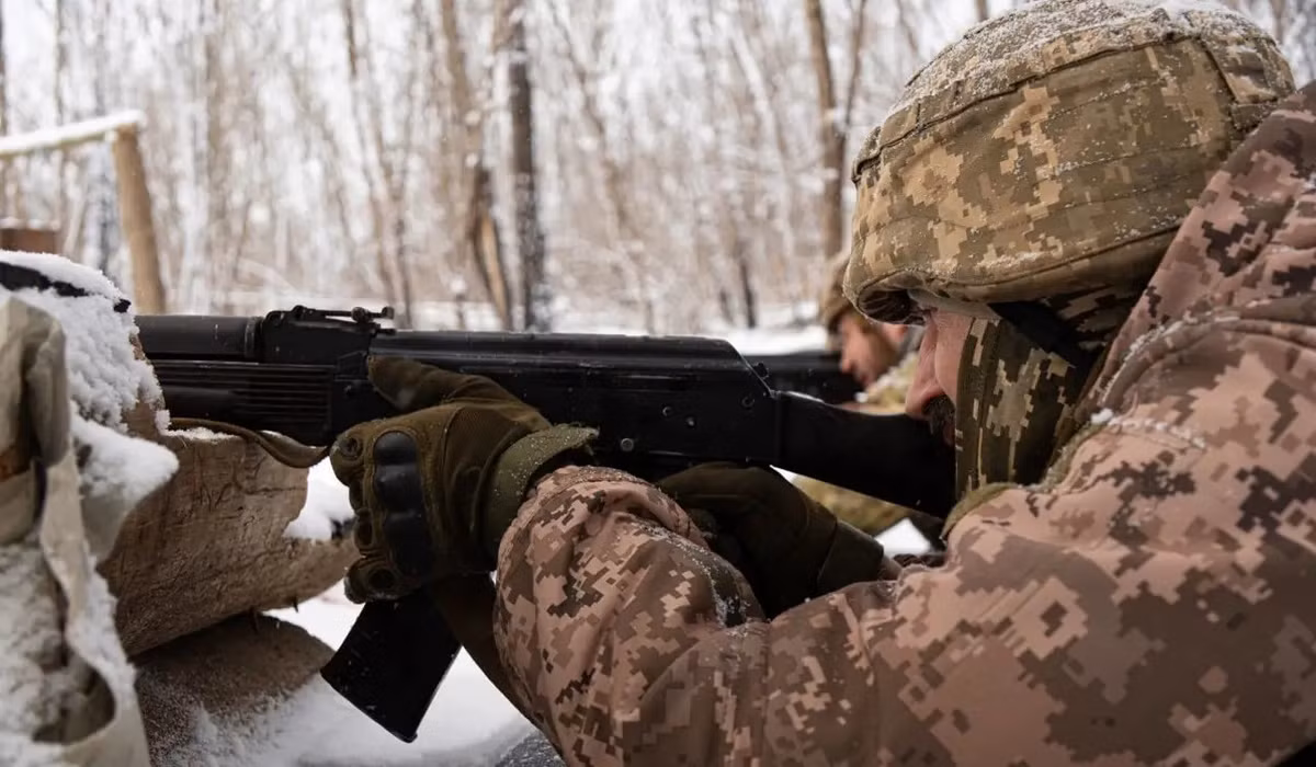 Trong khi đó, giao tranh ác liệt vẫn tiếp diễn trong khu vực đô thị xung quanh nhà ga xe lửa và quận trung tâm Konstantinovka. Các đơn vị tấn công của RFAF đang dần đẩy lùi quân Ukraine khỏi các vị trí phía bắc đường Sechkina và trên các tuyến đường tiếp cận khu vực Sân vận động Metallurg.