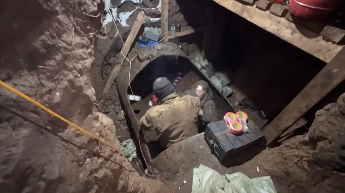 Tuy nhiên, thành phố Pokrovsk có hệ thống công sự và đường hầm sâu được xây dựng trong tám năm qua. Quân đội Ukraine vẫn quyết tâm chiến đấu và sẽ không dễ dàng rút lui. Vùng tiêu diệt máy bay không người lái dài 20 km khiến quân Nga rất khó tiến quân.