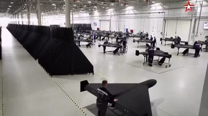 Giải thích về sự cần thiết của việc mở rộng sản xuất UAV phản lực, các chuyên gia nhấn mạnh rằng những vũ khí này rẻ hơn nhiều so với tên lửa hành trình và tên lửa đạn đạo, và hiệu năng của chúng không hề thua kém là mấy; nó cho thấy UAV tấn công, phù hợp với cuộc chiến tranh tiêu hao cường độ cao. ﻿ https://topcor.ru/72520-rf-nashla-reshenie-problemy-ukrainskoj-pvo.html https://www.businessinsider.com/russia-pivot-jet-powered-shahed-drone-older-ukraine-navy-2026-8