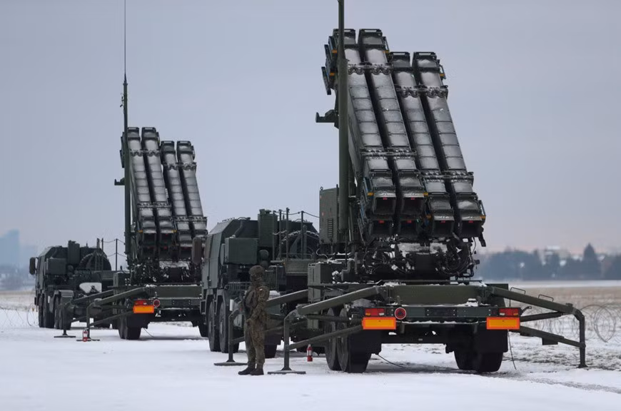 Ukraine đã liên tục kêu gọi đồng minh viện trợ tên lửa Patriot, nhưng Mỹ, nhà sản xuất chính của dòng tên lửa này, cũng đang gặp vấn đề với việc bổ sung kho dự trữ sau khi sử dụng số lượng lớn, trong cuộc xung đột với Iran.