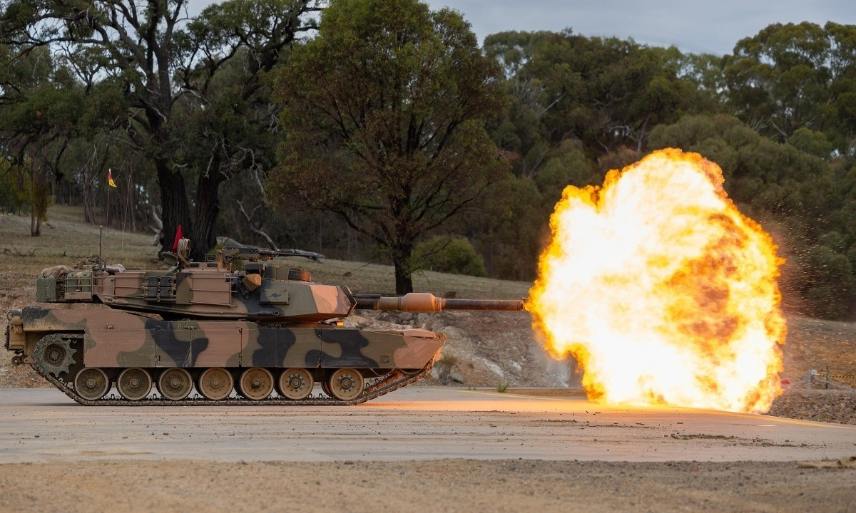 Xe tăng M1 Abrams, được đưa vào biên chế Quân đội Mỹ từ năm 1980 và được coi là một trong những dòng xe bọc thép hiện đại nhất thế giới khi đó. Chúng được trang bị giáp Chobham nhiều lớp, pháo nòng trơn 120 mm uy lực và hệ thống điều khiển hỏa lực tiên tiến.