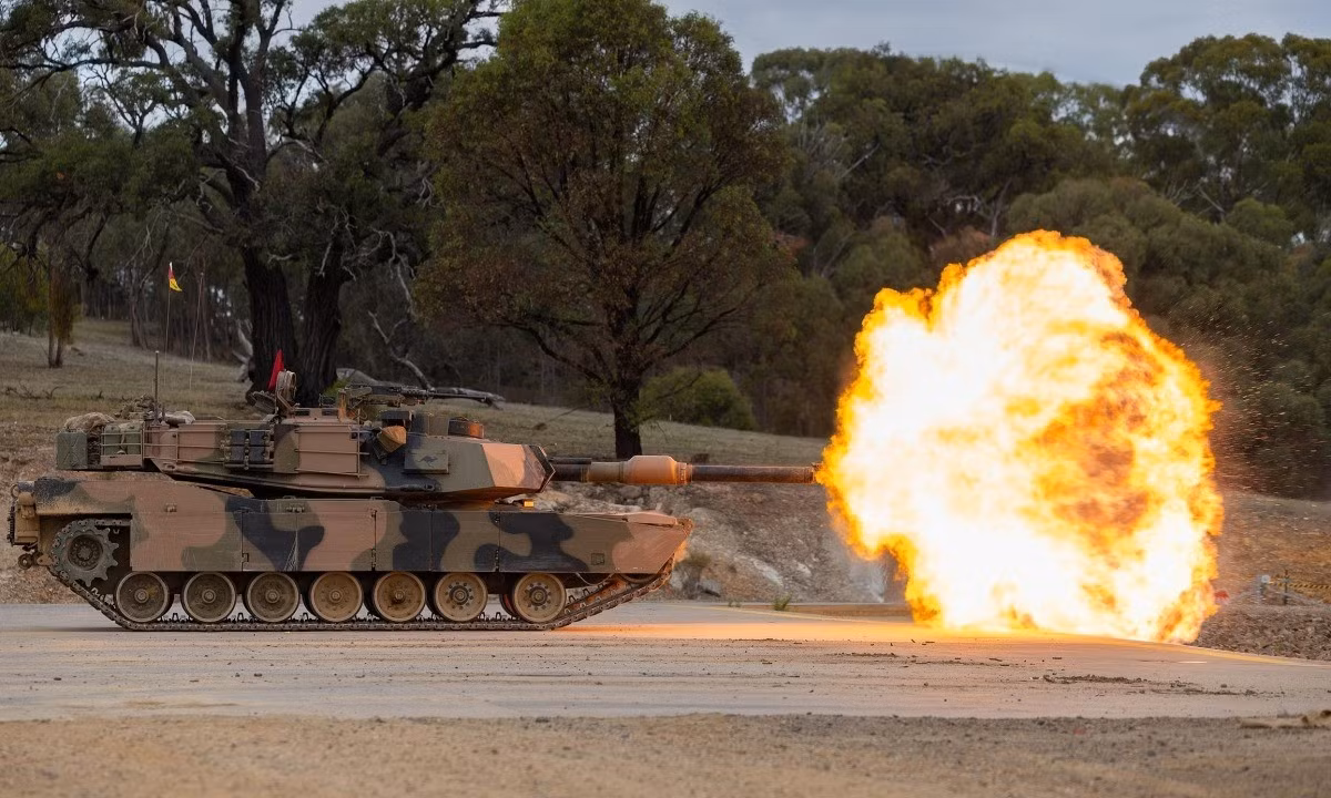 Xe tăng M1 Abrams, được đưa vào biên chế Quân đội Mỹ từ năm 1980 và được coi là một trong những dòng xe bọc thép hiện đại nhất thế giới khi đó. Chúng được trang bị giáp Chobham nhiều lớp, pháo nòng trơn 120 mm uy lực và hệ thống điều khiển hỏa lực tiên tiến.
