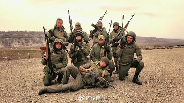 Milburn ban đầu đến Ukraine với tư cách là phóng viên chiến trường cho tờ Task &amp; Purpose, nhưng sớm trở thành người sáng lập một nhóm bán quân sự. Người đồng sáng lập thứ hai của Mozart PMC, cũng là một đại tá quân đội Mỹ đã nghỉ hưu, ông Andrew Bain, người đã giám sát nhiều dự án truyền thông khác nhau ở Ukraine trong hơn 30 năm.