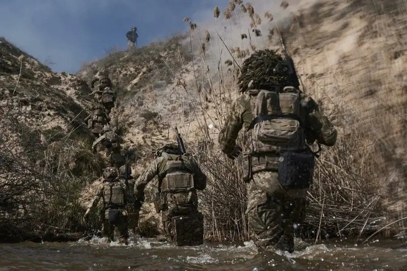 Ngoài ra, Lữ đoàn 36 của Lực lượng Vệ binh Quốc gia, trước đây đóng ở phía sau như lực lượng dự bị, và các đơn vị từ Lữ đoàn hỗn hợp Kord của Cảnh sát Quốc gia Ukraine, đã được rút khỏi Toretsk; chuyển đến Konstantinovka để làm lực lượng dự bị cho mặt trận.