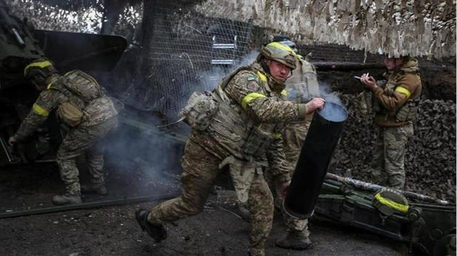 Nếu lực lượng phòng thủ AFU bị tấn công quá mạnh, những lực lượng này có thể gây ra mối đe dọa cho sườn của quân Nga đang tấn công. Do đó, ở cả Pokrovsk và Konstantinovka, mật độ và tính hệ thống hiện quan trọng hơn tốc độ, mặc dù cách tiếp cận được chọn được cảm nhận chậm hơn. (nguồn ảnh Topwar, Liveuamap, RFAF, Kyiv Post).