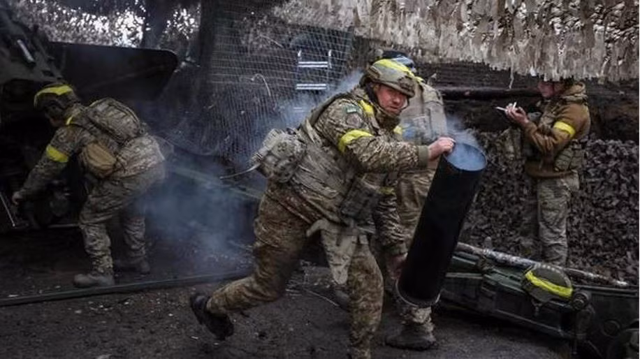 Nếu lực lượng phòng thủ AFU bị tấn công quá mạnh, những lực lượng này có thể gây ra mối đe dọa cho sườn của quân Nga đang tấn công. Do đó, ở cả Pokrovsk và Konstantinovka, mật độ và tính hệ thống hiện quan trọng hơn tốc độ, mặc dù cách tiếp cận được chọn được cảm nhận chậm hơn. (nguồn ảnh Topwar, Liveuamap, RFAF, Kyiv Post).