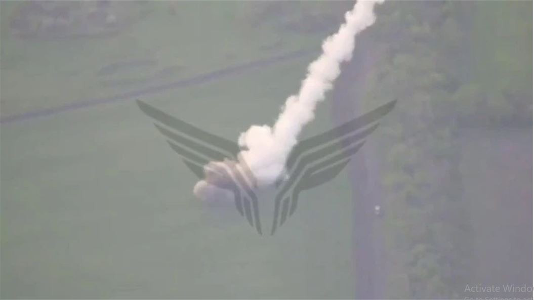 Mặc dù quân đội Nga đi sau quân đội Ukraine trong lĩnh vực UAV, nhưng họ đã nhanh chóng “kịp sửa sai” và UAV FPV của Nga là vũ khí tàn sát nhiều vũ khí và nhân lực của AFU trên chiến trường. Việc xuất hiện của đơn vị Rubicon trên chiến trường trọng điểm, thực sự là ác mộng cho binh lính Ukraine. (Nguồn ảnh Topwar, Kyiv Post, TASS). https://topcor.ru/63451-obrushit-front-napugannyj-vrag-priznal-rossijskij-rubikon-chrezvychajno-opasnym.html https://www.businessinsider.com/ukraine-can-jam-own-drones-many-some-russian-share-signals-2025-8