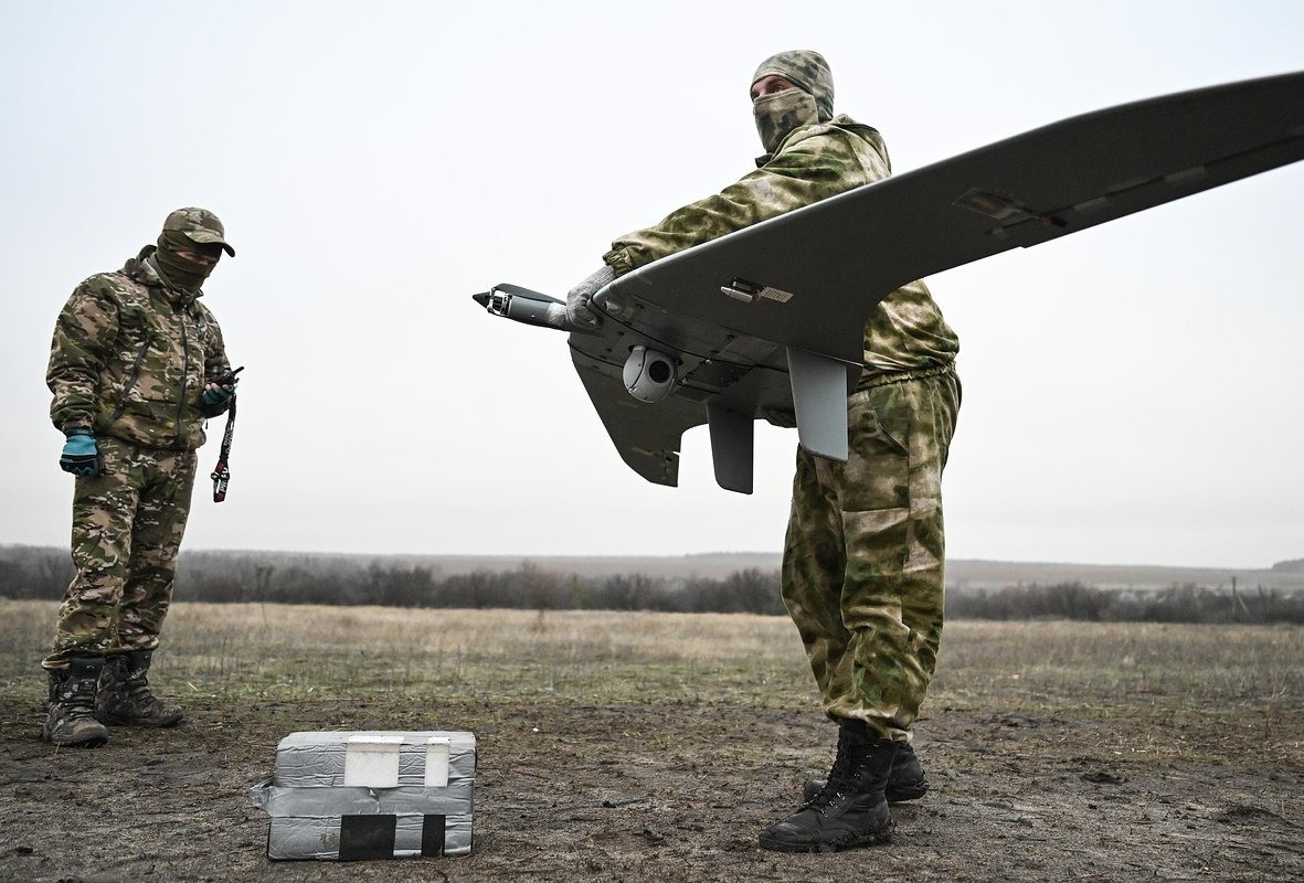 Dimko Zhluktenko, một quân nhân AFU chuyên điều khiển UAV cho biết, đơn vị của anh gần đây trở thành nạn nhân của tình trạng "quân ta đánh quân mình", khi UAV của họ bị chính các tổ hợp gây nhiễu của đồng đội vô hiệu hóa. Lý do là UAV của Ukraine, nhiều loại sử dụng chung tần số điều khiển vô tuyến với UAV của Nga.