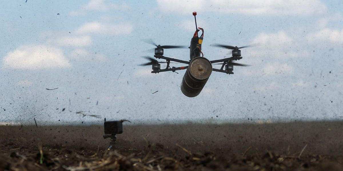 Zhluktenko thừa nhận, sự hỗn loạn này khiến các đơn vị Ukraine có lúc sẽ nhắm bắn tất cả những gì họ thấy. "Nếu đó thực sự là khí tài đối phương, lực lượng phòng thủ chỉ có rất ít thời gian để hành động, trước khi UAV đối phương thả khối nổ hoặc lao xuống theo kiểu tự sát".