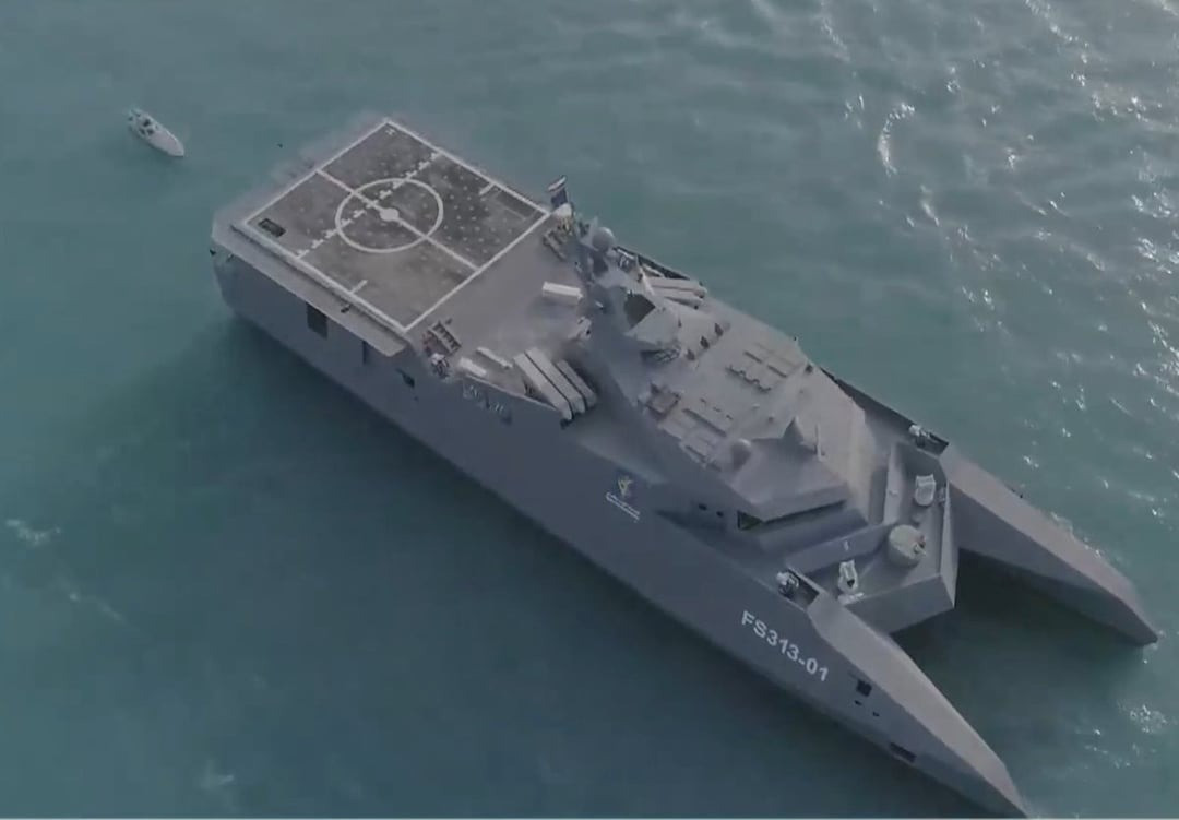 Đồng thời, Lực lượng Vệ binh Cách mạng Hồi giáo (IRGC) cũng sở hữu hạm đội riêng. Bao gồm hàng chục cao tốc nhỏ, một số được trang bị tên lửa dẫn đường và có thể thả thủy lôi; ba tàu lớn được cải tạo từ tàu buôn để chở trực thăng và phóng UAV, và năm tàu ​​hộ vệ tên lửa có thiết kế kỳ lạ, gồm bốn chiếc thuộc lớp Shahid Soleimani và một chiếc thuộc lớp Shahid Nazeri.