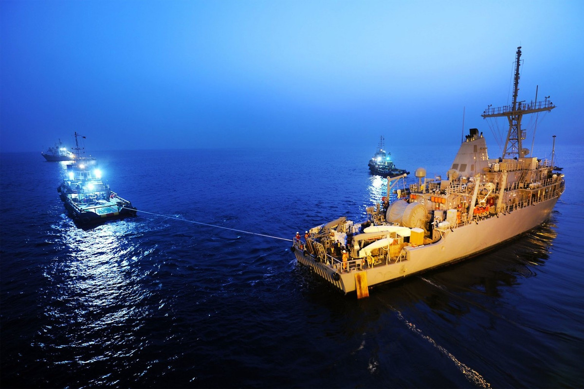 Đầu tiên, lực lượng rà phá phải sử dụng sonar hiệu suất cao để tìm kiếm các mục tiêu khả nghi, sau đó sử dụng các công cụ rà phá thủy lôi chuyên dụng để tiếp cận, định vị, xác nhận và cuối cùng là kích nổ chúng.