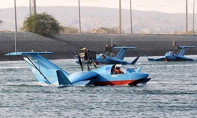 Một điểm đặc biệt là Hải quân IRGC sở hữu một số lượng đáng kể phương tiện bay hiệu ứng bề mặt (GEV) một chỗ ngồi, mà các nhà quan sát phương Tây cho rằng được sử dụng để đánh bom tự sát trong các cuộc tấn công cảm tử. Cho dù điều này có đúng hay không, những phương tiện này không phục vụ mục đích nào.
