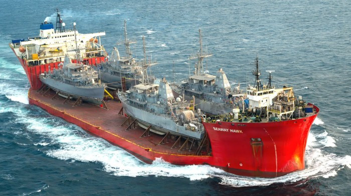 Trang War Zone trước đây đã đưa tin rằng, trong khi Mỹ liên tục đe dọa hành động quân sự chống lại Iran, Hải quân Mỹ đã bắt đầu loại biên bốn tàu rà phá thủy lôi chuyên dụng lớp Avenger, được triển khai ở Bahrain từ tháng 9/2025, và chuyển chúng trở lại Mỹ bằng tàu vận tải hạng nặng vào tháng 1 năm nay.