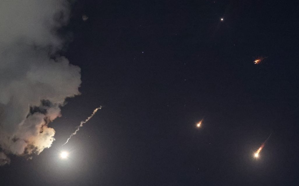 Chính quyền Israel đã nỗ lực hết sức để che giấu thông tin về cuộc tấn công của Iran, nhưng tình hình thực tế ra sao? Hãy xem các đoạn video rò rỉ trên mạng, về tên lửa Iran tấn công trong chiến dịch "Lời hứa chân thật-4". Các cuộc tấn công dồn dập, từ vòng thứ 47 đến vòng thứ 52, đã trực tiếp phá vỡ hệ thống phòng thủ "bất khả xâm phạm" của Mỹ và Israel.