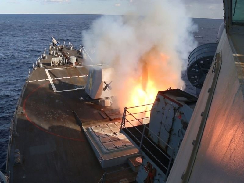 Hạm đội 5, lực lượng giám sát đặc biệt có nhiệm vụ theo dõi eo biển Hormuz. Trụ sở chính của nó đã bị phá hủy phần lớn, trung tâm chỉ huy biến mất, liên lạc bị cắt đứt. Giờ đây, những tàu Aegis tuần tra eo biển sẽ giảm khả năng chiến đấu? Động thái cắt đứt đường tiếp tế của Iran quả thực là đòn hiểm.