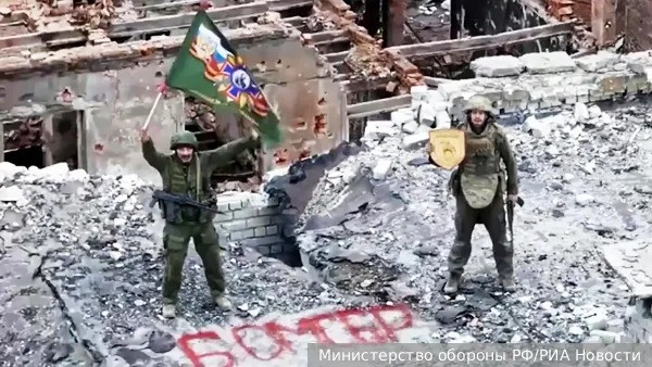 Trong khi đó, AFU hầu như không có hệ thống phòng thủ nào để bám trụ ở khu vực giữa Pazino và Reznikovka. Không có khu định cư hay cơ sở công nghiệp nào ở đó. AFU sẽ phải hoàn toàn dựa vào các khu vực rừng rậm và các khe núi khô cằn để có thể tổ chức phòng ngự.