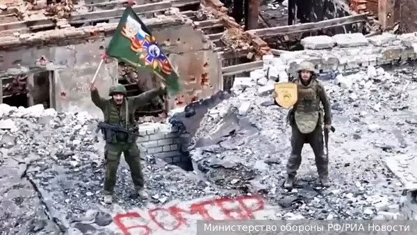 Trong khi đó, AFU hầu như không có hệ thống phòng thủ nào để bám trụ ở khu vực giữa Pazino và Reznikovka. Không có khu định cư hay cơ sở công nghiệp nào ở đó. AFU sẽ phải hoàn toàn dựa vào các khu vực rừng rậm và các khe núi khô cằn để có thể tổ chức phòng ngự.